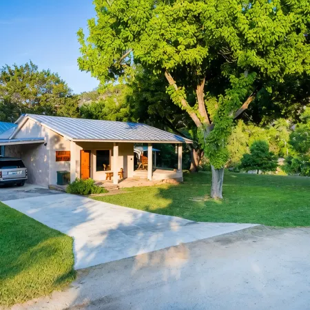 Live Water!!! A Spectacular Hill Country Family Retreat with waterfront privacy