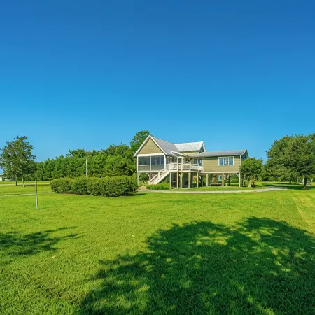 BENNETT’S POINT BUNGALOW ON DEEP WATER WITH PRIVATE DOCK ACCESS