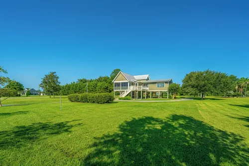 BENNETT’S POINT BUNGALOW ON DEEP WATER WITH PRIVATE DOCK ACCESS