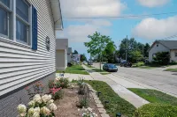 Family & Business Travel Ready- North Beach Bungalow!  Minutes to Everything!
