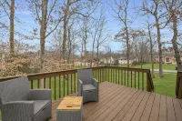 Comfortable and bright home - near downtown Mystic.
