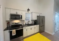 Calming 1-bedroom yellow door house close to lake with Wi-Fi, AC