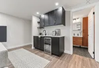 Charming 2-bedroom house in awesome Edmonton with AC, WiFi - บังกะโล
