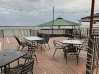 WATERFRONT 2/2 CONDO BOAT DOCK/SLIP RESTAURANT KAYAK AMENITIES GRD. FL Sleeps 8 - 4 星級