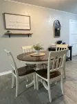 Cozy 2BR Lincoln House - Kitchenette