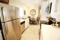 Historic District Bungalow - Easy Walk to Downtown - Homestays