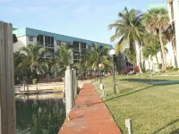 Two Bedroom Condo mins from beach Hotels in Freeport