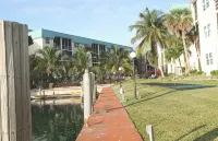 Two Bedroom Condo mins from beach