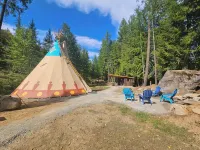 The Raven's Nest Teepee . Nestled in the Selkirk Mountain range, in Naples Idaho - 2 étoiles