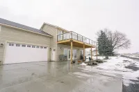 Beautiful Master Suite & Full Kitchen in New Home - Boutique