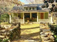 Fox Cottage Hotels in Tryon