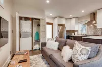 Cozy Modern Cabin wt Pool, Hot Tub, Fire pit and Goats, Alpacas, Chickens & Emus