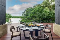 Lakeside Villa Lily Pod in Bolgoda near Colombo - parking