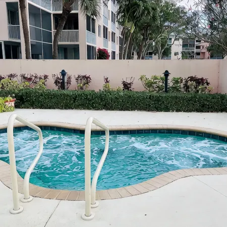 Jupiter Bay Resort Condo, steps to the beach! Comfortably sleeps family of 4! Отели в г. Юпитер