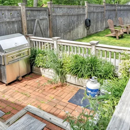 Enjoy a lovely summer retreat in Sag Harbor Village, 1 mile to Main Street