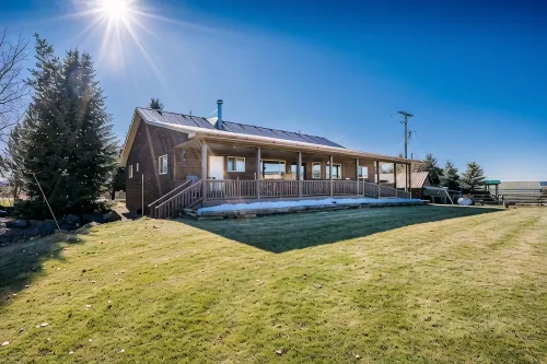 40 Min from Ynp!  18 Beds! New Bedding! Lots of Parking! Sleeps 30+ - Chalets
