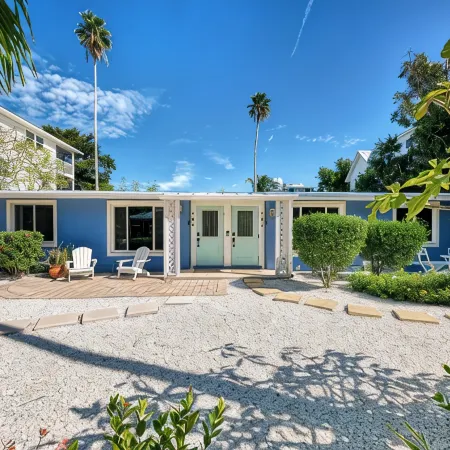 Renovated duplex 2bed / 2bath North End Of Anna Maria, 2min walk to the beach
