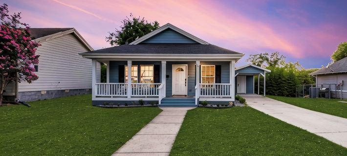 5 min. stroll to Downtown Mckinney! Family & Pet Friendly Cottage Hotels in Collin County