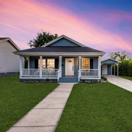 5 min. stroll to Downtown Mckinney! Family & Pet Friendly Cottage