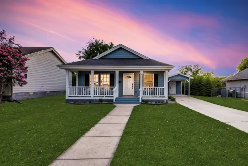 5 min. stroll to Downtown Mckinney! Family & Pet Friendly Cottage - 3성급