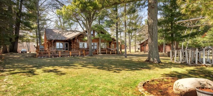 Eagle's Landing- Beach Front Log Home  - RARE FIND on Beautiful Woman Lake! Hotels in Cass County