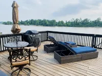 Modern Lakefront Treehouse with Pedal Boat, 2 Kayaks, Sun Deck and Arcade - Wifi
