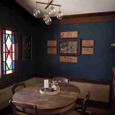 Plaza Perch~Downtown~Walkable Dining/Meeting Rooms
