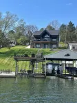 New! Lakefront Getaway - Stunning Views - 7 Miles from the Ark - 4-Sterne