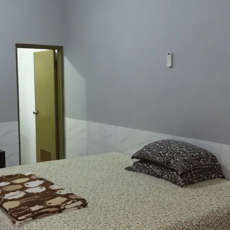 Taman Paradise Homestay Hotels in Sambikerep