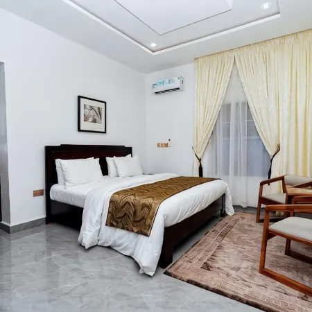 Creestar Hotel and Suites