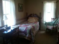 Waterfront Retreat on Mini "Golden Pond" 10 Miles Lake George - Homestays