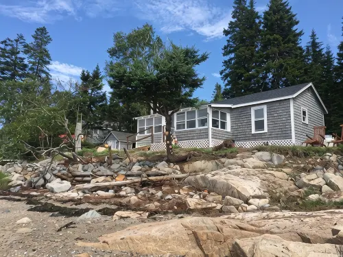 Ocean front 1 bedroom cabin steps from the ocean - Hytter