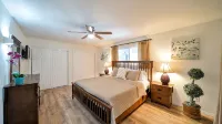 Entire 1500 sqft 2bed 2bath access to the pool don't be cramped in a room! - Wifi