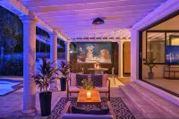 Near Strip, 14 Bedroom Sleeps 40, Huge Indoor/Outdoor Pools, Saunas,Jacuzzi /Spa - Bungalows
