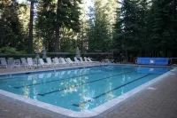 Luxury Re-modeled Lake Front, Stunning Views - Private beaches, piers, hiking - Pools