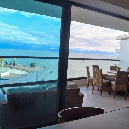 Beautiful Beach front Condo with pool and Espectacular ocean views
