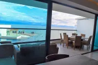Beautiful Beach front Condo with pool and Espectacular ocean views