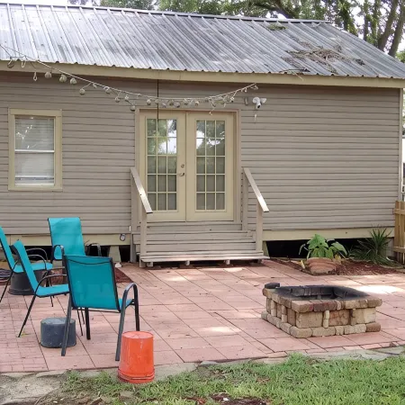 Chez le Fleur: A Cozy 2 Bedroom Home with Patio, Fenced Yard & Wi-Fi Min to I-10