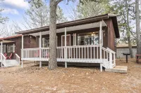 Charming Rustic Retreat - Hot Tub - Pool - Coffee - Fire Pit - 1 mile from SDC! - Homestays