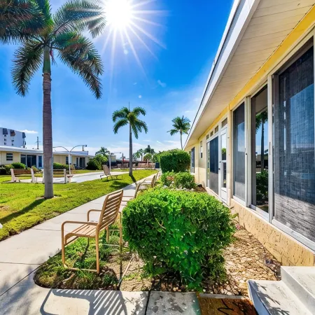 Steps to Siesta Key Beach! Pool, Tennis Court, Shuffle Board, Pickle Ball!