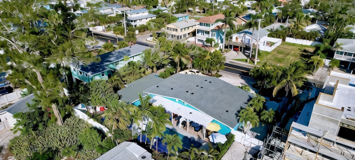 Charming Ground Level Resort Style 3 unit Condo  - unit C ホルムズ・ビーチのホテル