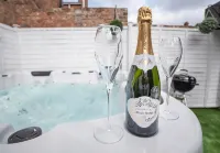 Amberley House - with Hot Tub + Free Parking - Jacuzzi