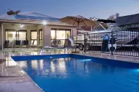 Renmark River Villas and Boats & Bedzzz - Kolam Renang