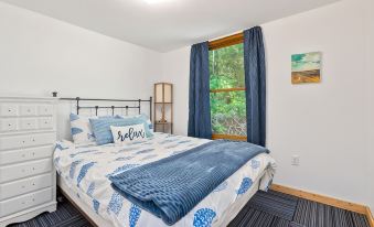 Indoor Treehouse! Swivel Fire Pit &  Gas Grill. Close to Trails & Attractions.