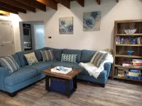 Great Remodeled Pet Friendly Cottage! Walk to Downtown and and the Lake!