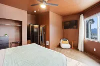 The Mountain View Penthouse in the Heart of Downtown White Salmon, Loft 18