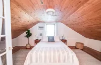 New-Winter of 1947 Cottage-Charming Home with a relaxing backyard. Sleeps 6 - Homestays