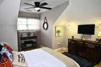 Luxe 4 Bed ATL Retreat - Pool, Fire, Sauna, Theater - บังกะโล