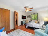 Mountain View Lodge: Bear Creek Lakes - Lake, Pool, Firepit & Pet Friendly Hotels in Penn Forest Township