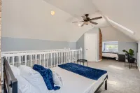 LoHi Retreat, Walk to Downtown, Game Room, Huge Backyard, Sleeps 12, Garage - บังกะโล